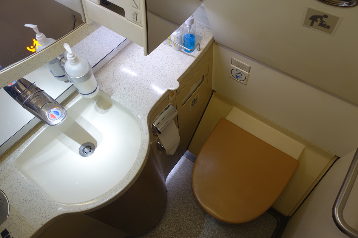 singapore airlines business class lavatory