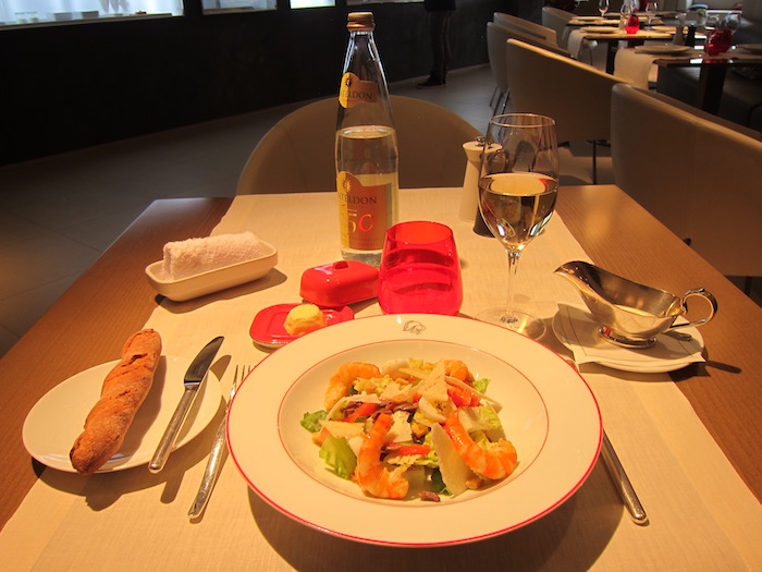 Makan di restoran mewah di Paris