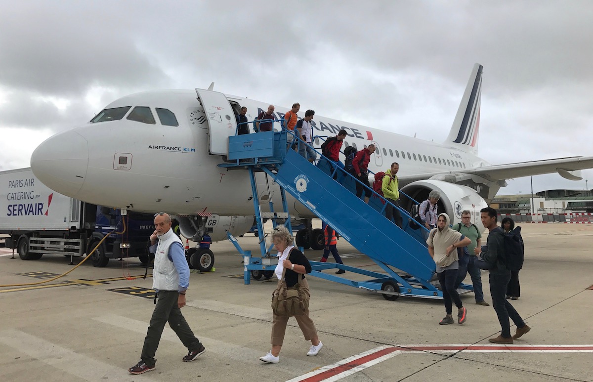 Flight to paris. Boeing 737-700 Якутия. Боинг 737 700 Якутия. Авиакомпания Якутия r3. Самолёт 737-700. Якутия.