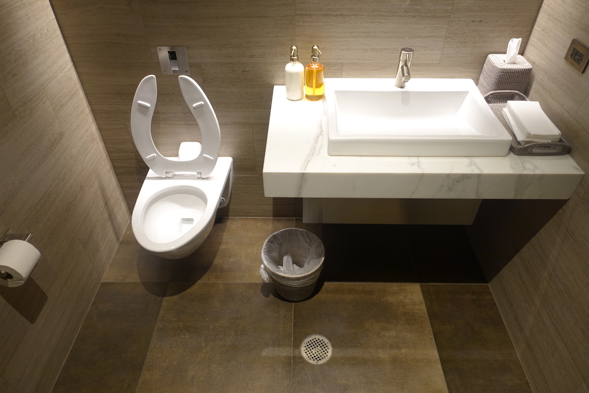 Review United Polaris Lounge Chicago O Hare Airport One Mile At A United Polaris Lounge Bathrooms