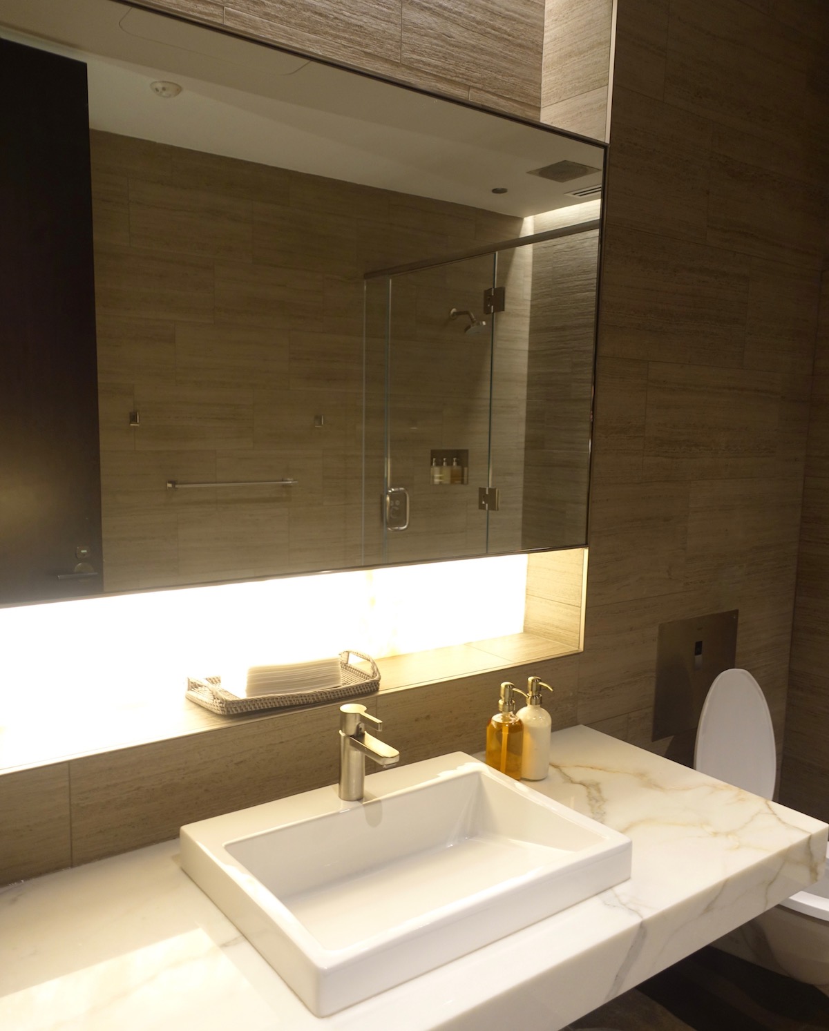 Review United Polaris Lounge Chicago O Hare Airport One Mile At A United Polaris Lounge Shower Suites