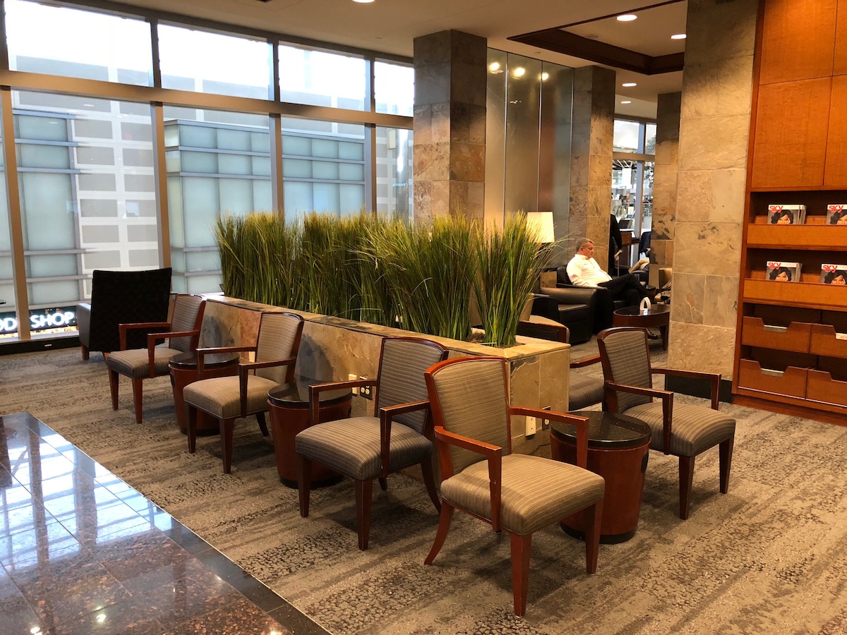 Review Delta Detroit Airport One Mile at a Time