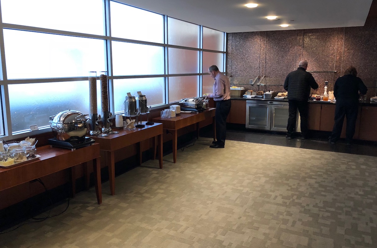 Review Delta Detroit Airport One Mile at a Time