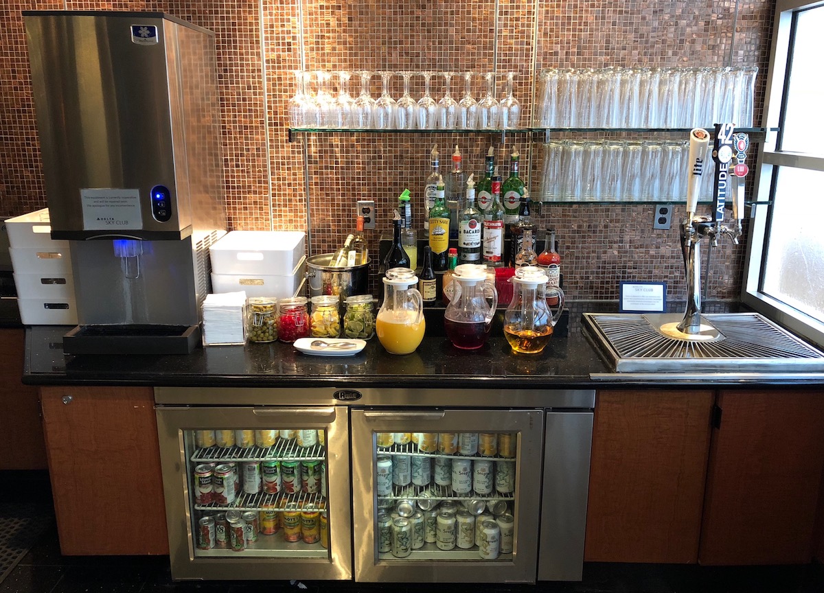 Review Delta Detroit Airport One Mile at a Time