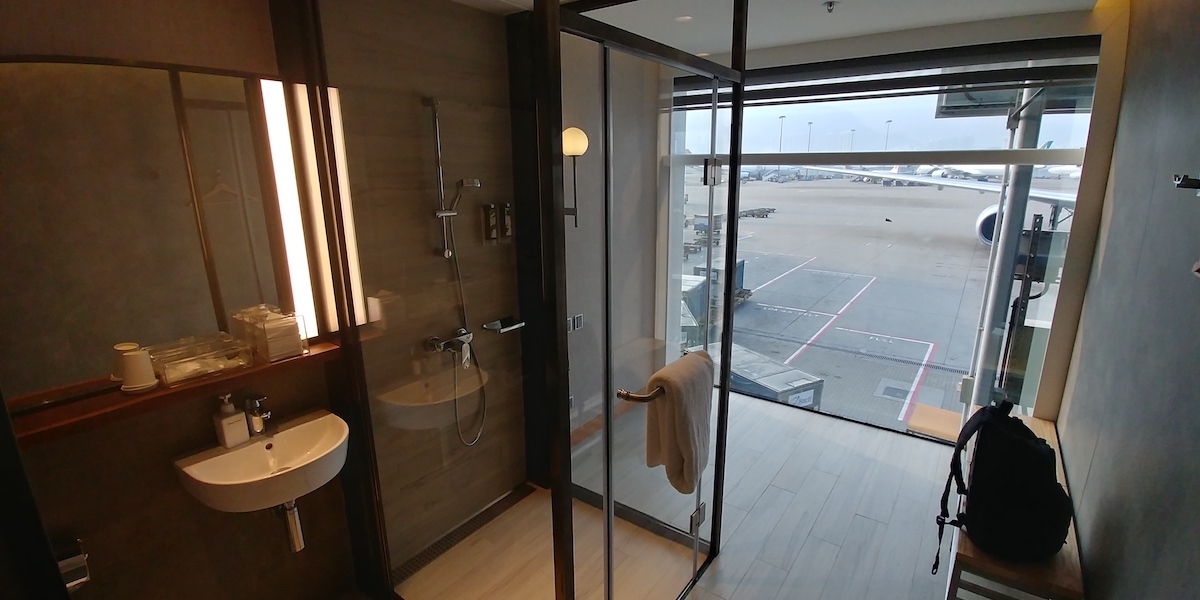 The World S Best Airport Lounge Shower For Avgeeks One Mile At A Time Reader Shaun Shared Pictures Of The Shower Rooms At Plaza Premium Lounge Hong Kong One Near Gates 40 60 Where Terminal Splits